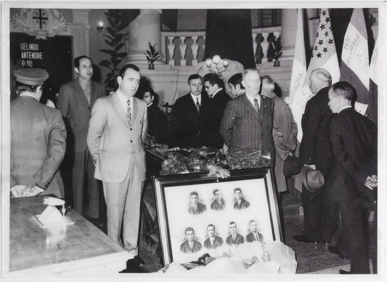 Gattatico-Reggio Emilia, 27-30 marzo 1970, Funerali di Alcide Cervi, camera ardente di Alcide nella Sala del Tricolore di Reggio Emilia, picchetto d'onore